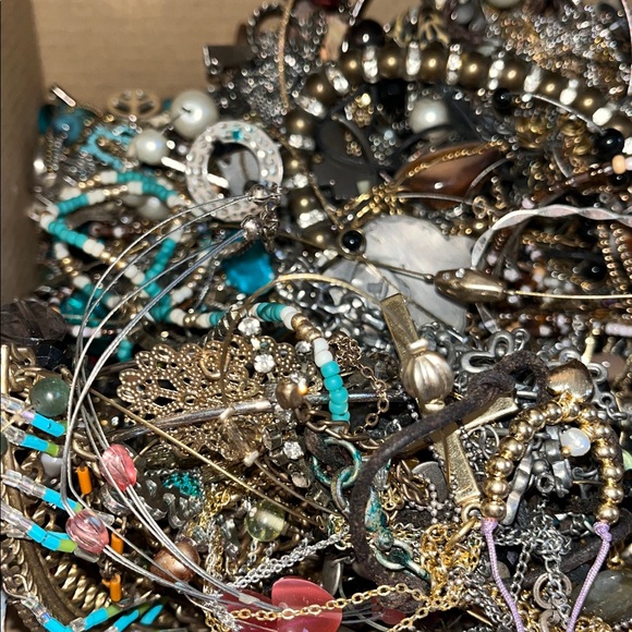 Tangled scrap lot, 4.72 lbs. un-searched, un-tested jewelry!  Lot 0131C - Picture 3 of 9
